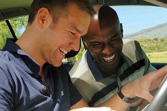 Conducteur et passager dans une voiture de location